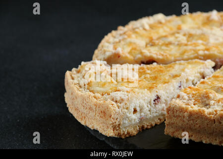 Cheesecake con ricotta vicino sul retro scuro Foto Stock