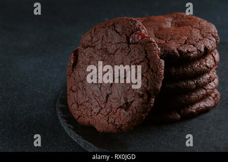 Biscotti al cioccolato scuro sul retro. brownie cookies pila Foto Stock