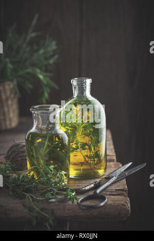 Immagini Stock - Olio Essenziale Di Rosmarino Su Bottiglie Da Farmacia  Vintage. Olio Alle Erbe Per La Cura Della Pelle, Aromaterapia E Medicina  Naturale. Image 144726325