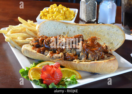 Tirato un sandwich di maiale con salsa barbecue e maccheroni e formaggio Foto Stock