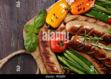 Un assortimento di deliziose grigliate di carne con verdure su un barbecue e grigliate di carne di maiale o shish kebab su spiedini con verdure. Foto Stock