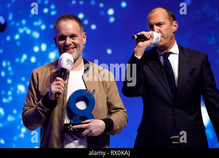 Chris Moyles (sinistra) e Johnny Vaughan sul palco durante il Global Awards 2019 con molto.co.uk tenutasi a Londra, Eventim Apollo Hammersmith. Foto Stock