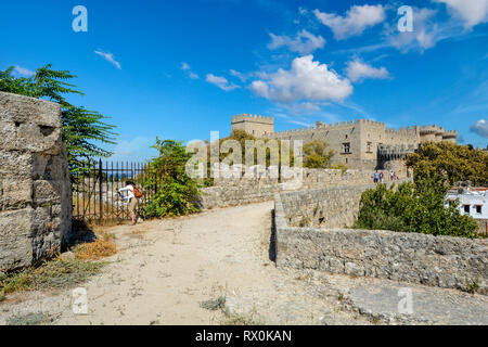 Una veduta del Palazzo del Gran Maestro dei Cavalieri di Rodi sull'isola Mediterranea di Rodi Grecia presi dalle antiche mura della città Foto Stock