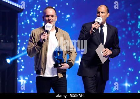 Chris Moyles (sinistra) e Johnny Vaughan sul palco durante il Global Awards 2019 con molto.co.uk tenutasi a Londra, Eventim Apollo Hammersmith. Foto Stock