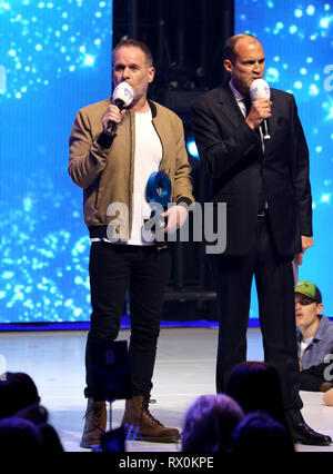 Chris Moyles (sinistra) e Johnny Vaughan sul palco per presentare il premio per il miglior Indie durante il Global Awards 2019 con molto.co.uk tenutasi a Londra, Eventim Apollo Hammersmith. Foto Stock