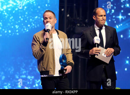 Chris Moyles (sinistra) e Johnny Vaughan sul palco per presentare il premio per il miglior Indie durante il Global Awards 2019 con molto.co.uk tenutasi a Londra, Eventim Apollo Hammersmith. Foto Stock