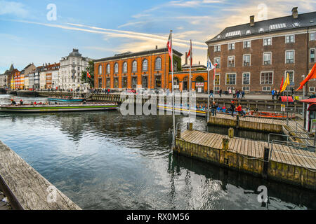 Un tour in barca gira intorno sul Nyhavn canal in Copenhagen DANIMARCA Foto Stock