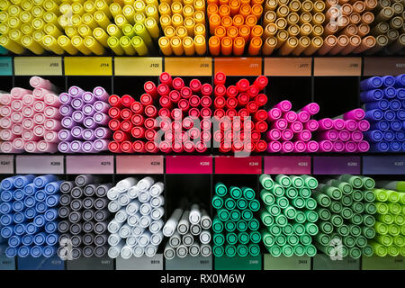 Diversi marcatori arcobaleno o penne su scaffali ad arte al negozio. Foto Stock