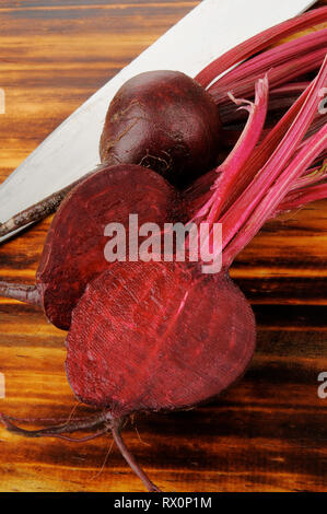 Fette di barbabietole rosse su un tagliere Foto Stock