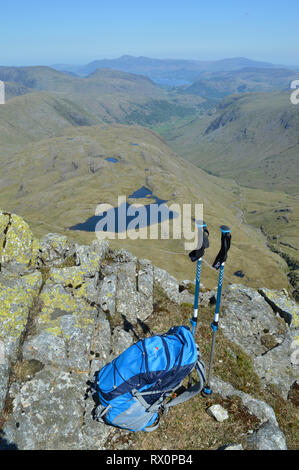 Spargendo Tarn e Seathwaite cadde come visto dal grande fine su Scafell Pike Foto Stock