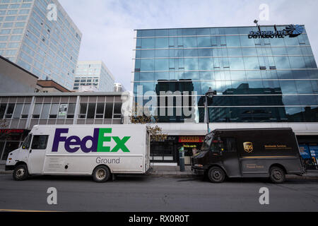 OTTAWA, Canada - 12 novembre 2018: Fedex & logo UPS su furgoni accanto a ogni altra in strada di Ottawa, Ontario. Fedex e UPS sono in competizione American Foto Stock