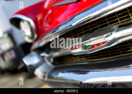 Izmir, Turchia - 23 Settembre 2018: lato anteriore emblema di un colore rosso 1957 Chevrolet Izmir in Turchia. Foto Stock