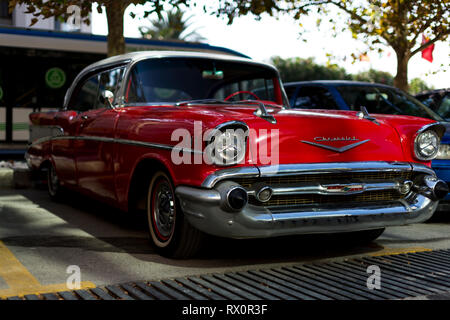 Izmir, Turchia - 23 Settembre 2018: vista anteriore di un colore rosso 1957 Chevrolet Foto Stock