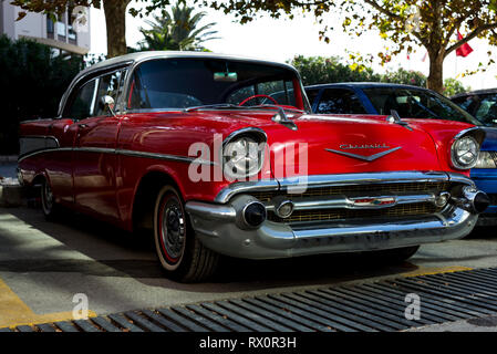 Izmir, Turchia - 23 Settembre 2018: vista anteriore di un colore rosso 1957 Chevrolet Foto Stock