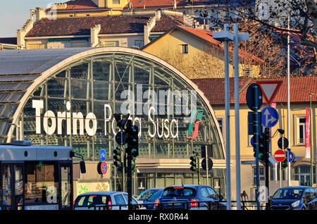 Torino Piemonte, Italia. Gennaio 2019. Dalla stazione ferroviaria di Torino Porta Susa, moderna e futuristica struttura in vetro e acciaio. Foto Stock