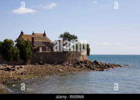 Cottage e la cappella e dal mare, Saint-Vaast-la-Hougue, Normandia, Francia Foto Stock