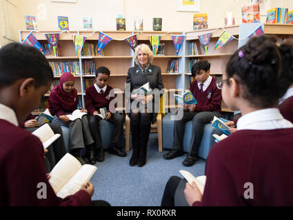 La duchessa di Cornovaglia durante una visita al Avondale Park School a Notting Hill, Londra, marcatura Giornata Mondiale del libro. Foto Stock