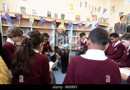 La duchessa di Cornovaglia durante una visita al Avondale Park School a Notting Hill, Londra, marcatura Giornata Mondiale del libro. Foto Stock