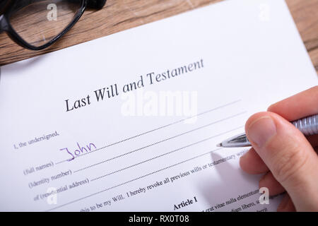 Close-up di mano di una persona il riempimento di Testamento, forma Foto Stock