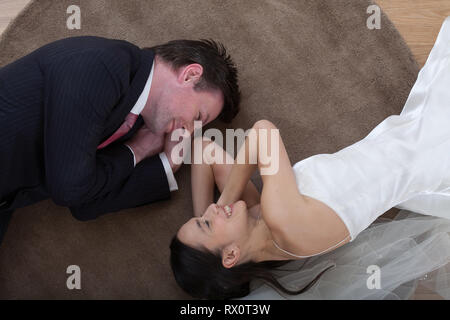 Coppia giovane celebrare matrimoni Foto Stock