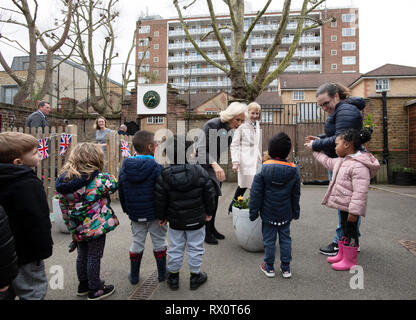 La duchessa di Cornovaglia durante una visita al Avondale Park School a Notting Hill, Londra, marcatura Giornata Mondiale del libro. Foto Stock