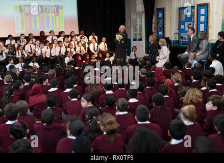 La duchessa di Cornovaglia durante una visita al Avondale Park School a Notting Hill, Londra, marcatura Giornata Mondiale del libro. Foto Stock