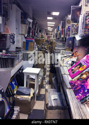 In stile retrò immagine delle confezioni con piatto vinile registra su un mercato delle pulci Foto Stock