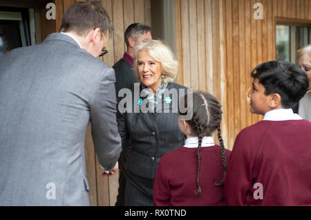 La duchessa di Cornovaglia durante una visita al Avondale Park School a Notting Hill, Londra, marcatura Giornata Mondiale del libro. Foto Stock