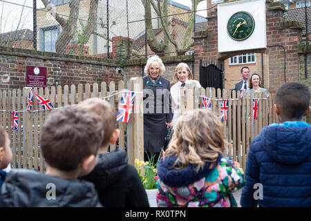 La duchessa di Cornovaglia durante una visita al Avondale Park School a Notting Hill, Londra, marcatura Giornata Mondiale del libro. Foto Stock