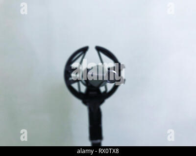 Microfono di misurazione al sound studio su sfondo bianco Foto Stock