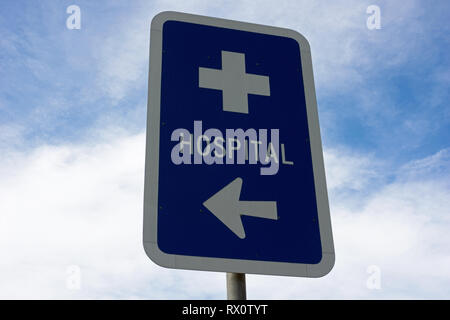 Ospedale australiano di digital signage e blu metallo verniciato ospedale segno freccia indica la strada per il vicino ospedale. Catturate in Victoria, Australia. Foto Stock