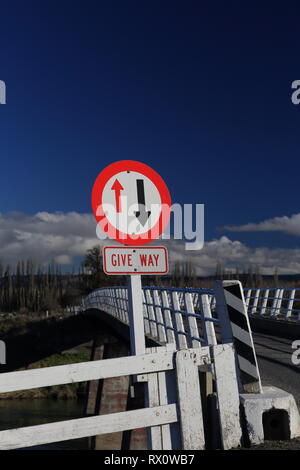Dare modo segno su una singola corsia bridge Foto Stock