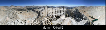 Panorama a 360 gradi dalla vicino al vertice di Staghorn picco in Kings Canyon National Park in California Foto Stock