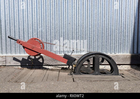 Vecchio vintage azionato a mano il binario ferroviario meccanismo interruttore sulla piattaforma di Maldon stazione ferroviaria, Victoria, Australia. Aperto nel 1884, l'histo Foto Stock