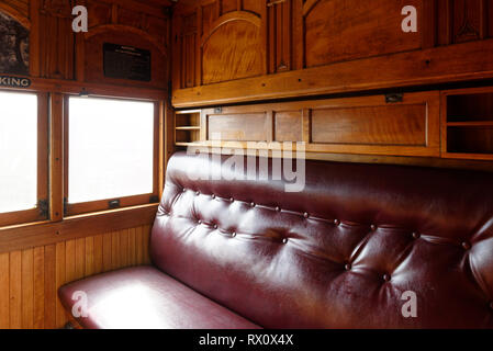 Art nouveau accessori e arredamento in un vano del Tambo Parlor Car, una prima classe di trasporto costruite nel 1919, Maldon stazione ferroviaria, Victoria, Australia Foto Stock