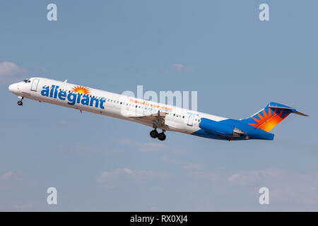 Aria Allegiant McDonnell Douglas MD-83 (DC-9-83) gli aerei commerciali da trasporto passeggeri di decollare dal Gateway Phoenix-Mesa aeroporto. Foto Stock