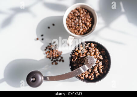 I chicchi di caffè in un mulino e Mug Foto Stock