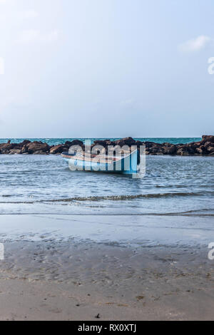 Canoa vuota ancorato su di una spiaggia di Coveñas, Colombia. Foto Stock