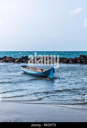 Canoa vuota ancorato su di una spiaggia di Coveñas, Colombia. Foto Stock