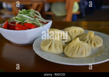Khinkali, un tradizionale gnocco georgiano per pranzo in ristorante di lusso. Foto Stock
