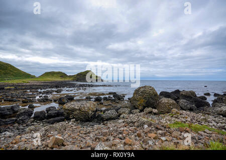 Costa dell'Irlanda del Nord vicino a Ballycastle Foto Stock