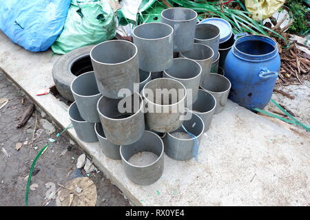 Pile di taniche, pezzi di tubi in materiale plastico, benne e garbage, utilizzati contenitori di industria chimica dei materiali Foto Stock