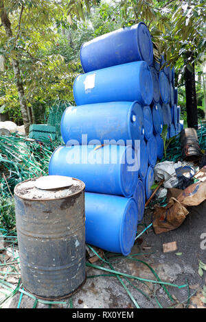 Pile di taniche, pezzi di tubi in materiale plastico, benne e garbage, utilizzati contenitori di industria chimica dei materiali Foto Stock