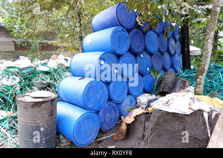 Pile di taniche, pezzi di tubi in materiale plastico, benne e garbage, utilizzati contenitori di industria chimica dei materiali Foto Stock