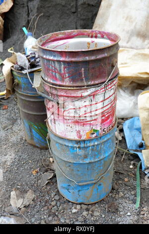 Pile di taniche, pezzi di tubi in materiale plastico, benne e garbage, utilizzati contenitori di industria chimica dei materiali Foto Stock