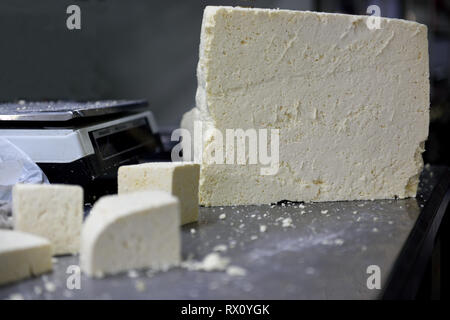 Formaggio colombiano bianco, blocchi tagliati di formaggio colombiano fresco tradizionale in un mercato in Colombia, Sud America Foto Stock
