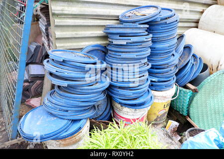 Pile di taniche, pezzi di tubi in materiale plastico, benne e garbage, utilizzati contenitori di industria chimica dei materiali Foto Stock