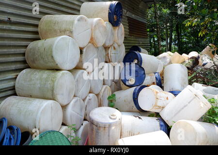 Pile di taniche, pezzi di tubi in materiale plastico, benne e garbage, utilizzati contenitori di industria chimica dei materiali Foto Stock