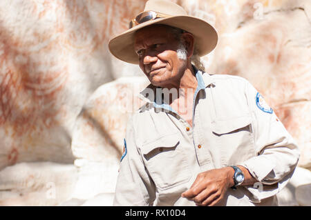 Più in anticipo il sambuco, Fred Conway offre un tour guidato della Galleria d'Arte a Carnarvon Gorge, Queensland, Australia Foto Stock