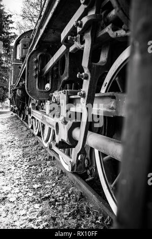 Dettaglio di una vecchia locomotiva struttura in bianco e nero. Foto Stock